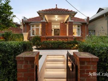 Heritage laced comfort with a separate rear guesthouse