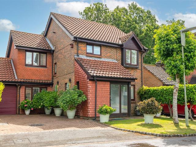 Heritage Lawn, Horley RH6, 4 bed detached house to rent, £2,500 pcm | PrimeLocation