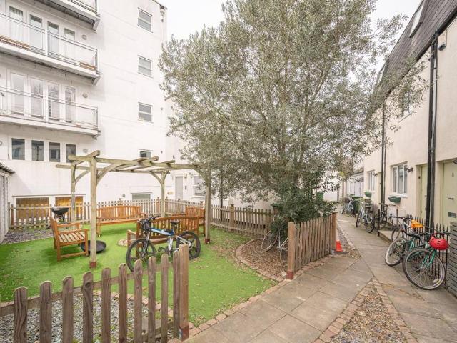 Heritage Place, Earlsfield, London, SW18 4 bed house to rent £6,000 pcm £1,385 pw