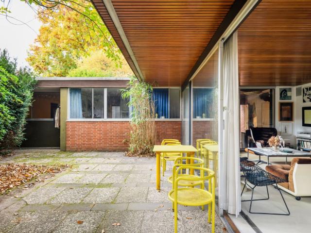 Heritage protected Richard Neutra Bungalow with large garden in a quiet residential area