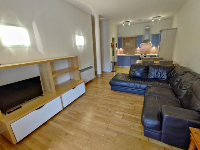 Hermand Crescent, Edinburgh, EH11 2 bed flat to rent £1,510 pcm £348 pw