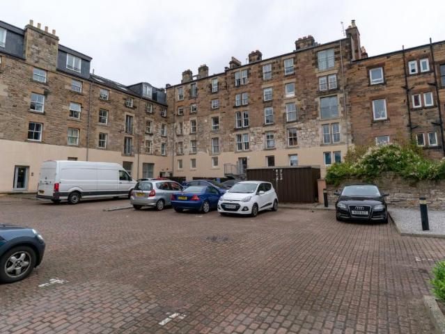 Hermand Crescent, Slateford. 1 bed flat to rent £1,100 pcm £254 pw