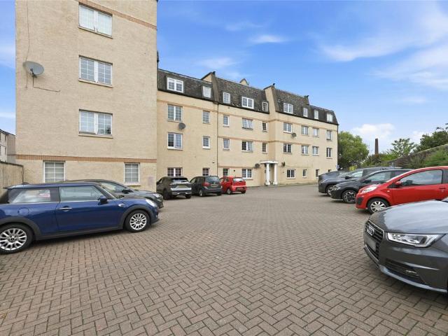 Hermand Crescent, Slateford. 3 bed apartment to rent £1,395 pcm £322 pw