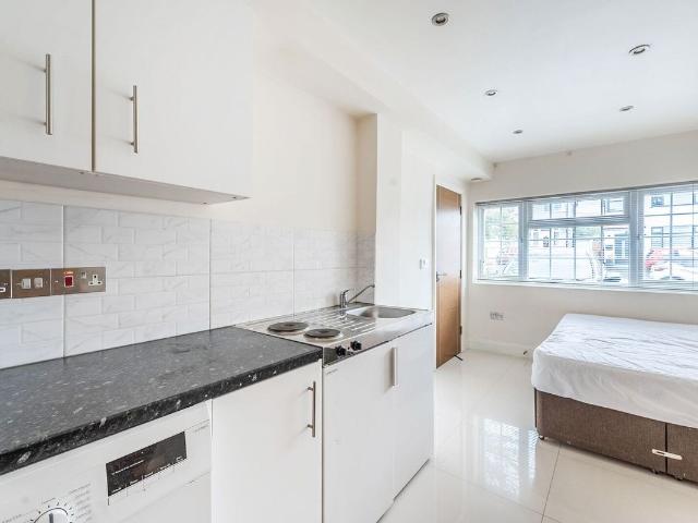 Hermitage Way, Stanmore HA7, Property to rent, £1,000 pcm | PrimeLocation