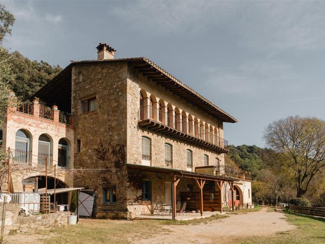 Hermosa masía reformada, energéticamente autosuficiente, ub. 1185m² Porqueres