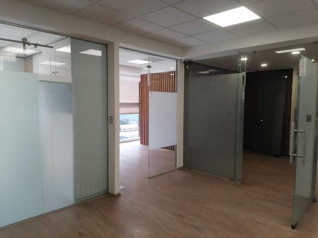 HERMOSA OFICINA, EXCELENTE UBICACION, SALAS JUNTAS Y SALON VIP