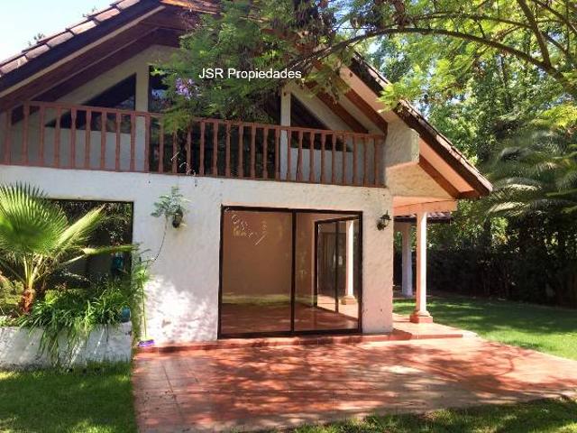 Hermosa, Amplia, Luminosa Casa en Vitacura!