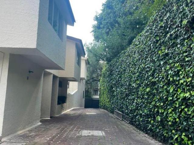 Hermosa calle en condominio