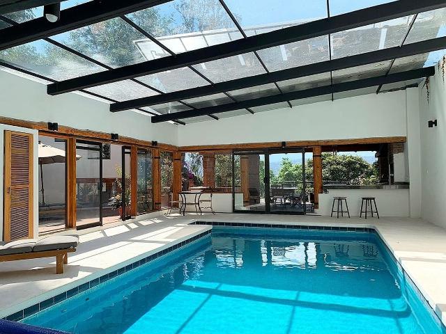 Hermosa casa con alberca y vista al lago
