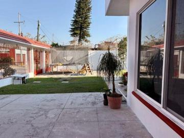 Hermosa Casa con Alberca y Amplio Jardin Dentro de Fraccionamiento con Vigilancia en Jiutepec