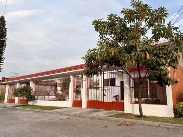 Hermosa Casa con Alberca y Amplio Jardin Dentro de Fraccionamiento las fincas