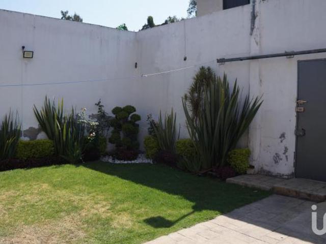 Hermosa casa con jardín en amplio terreno con privacidad y seguridad