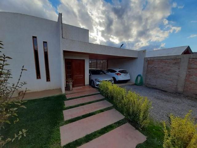 Hermosa casa con piscina en sector privilegiado de Curacaví