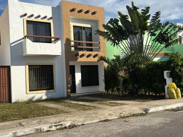 Hermosa casa con piscina y frente al parque