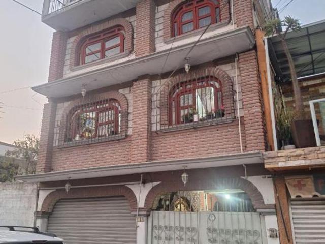 HERMOSA CASA CON TRES DEPARTAMENTOS AMPLIOS