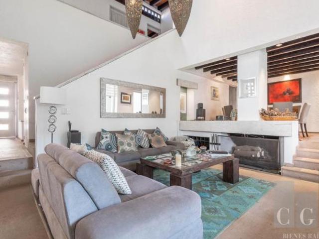 HERMOSA CASA CON UN PARQUE DIVINO A SOLO UNOS PASOS