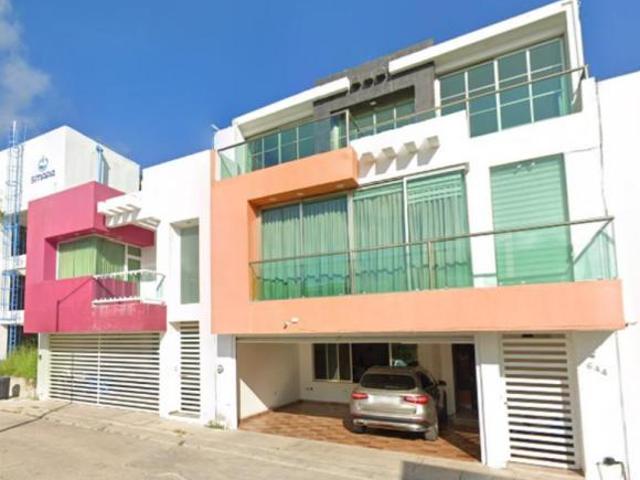 Hermosa casa con 4 recámaras en venta en Las Nubes
