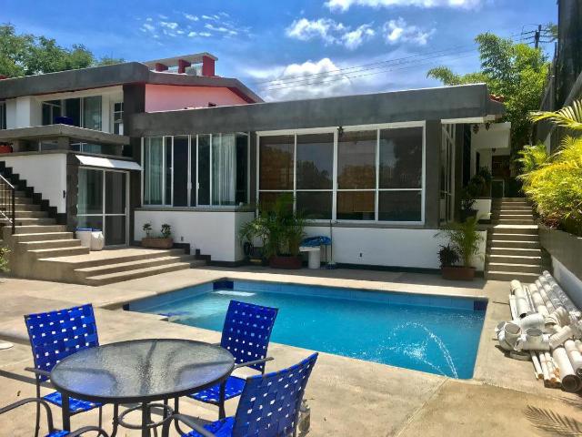 Hermosa casa contemporánea en venta, frente al fairway, club de Golf Santa Fe, al sur de Cuernavaca