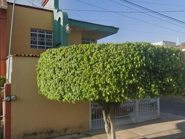 HERMOSA CASA A 10 MINUTOS DEL CENTRO DE ZAMORA, CON TODOS LOS SERVICIOS CERCA
