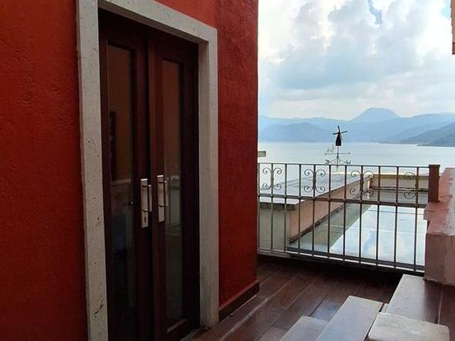 Hermosa casa a la orilla del lago