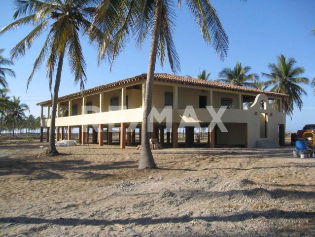 Hermosa casa a pie de tranquila playa.