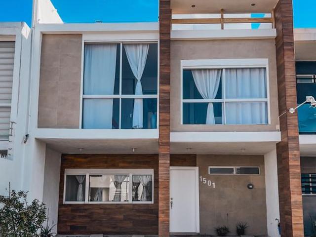 ¡HERMOSA CASA AMUEBLADA EN RENTA EN LA ZONA SUR DE ZAPOPAN!