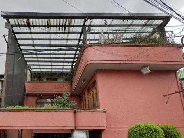HERMOSA CASA AMPLIA ADJUDICADA. CERCA DE ESCUELAS Y PARQUES