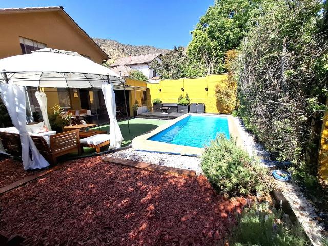 HERMOSA CASA AMPLIA, LUMINOSA CON TERRAZA Y PISCINA