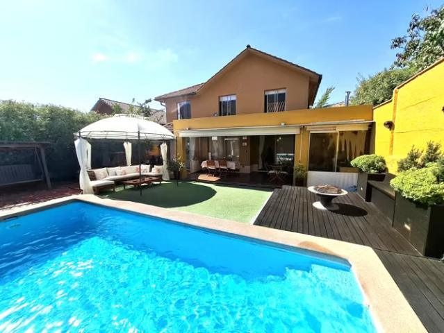 Hermosa casa amplia, luminosa con terraza y piscina | 5 dormitorios por 6990.00 en Pudahuel