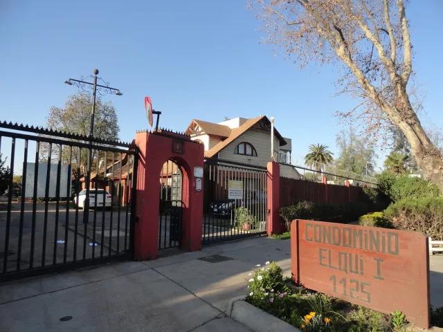 Hermosa Casa Aislada En Barrio Residencial