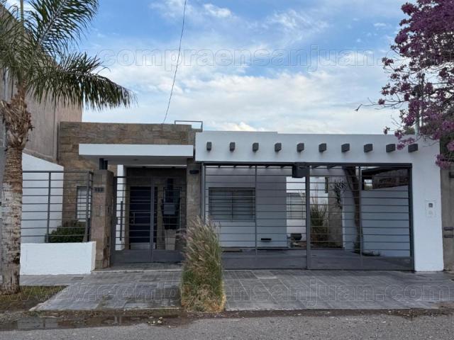 Hermosa Casa De 3 Dormitorios Y 2 Baños Con Uno En Suite. Patio Con Piscina, Jardin Al Frente Y Cochera