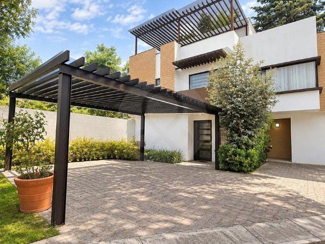 Hermosa casa de 3 Niveles, muy iluminada, con estacionamiento para 3 autos tech