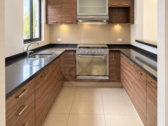 Hermosa casa de 3 Niveles, muy iluminada, con estacionamiento para 3 autos techados con Balc?n y terraza s