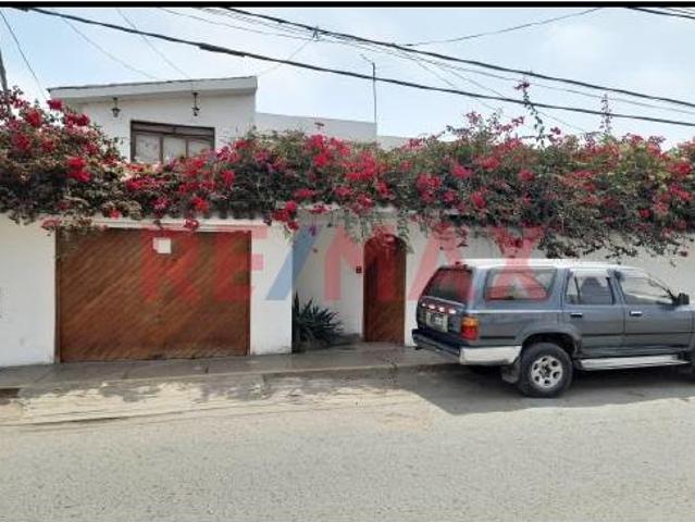 Hermosa Casa De 2 Pisos Con Amplio Jardín En El Cercado De Mala – ¡Excelente Ubicación!