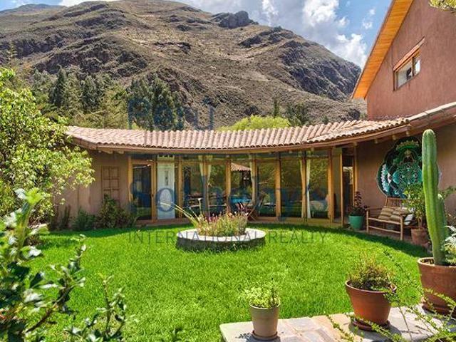 Hermosa casa de dos plantas diseada por el arquitecto Javier Saito