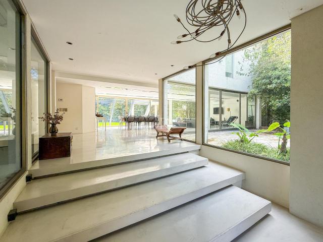 Hermosa casa de dise?o moderna en exclusivo country Highland Park