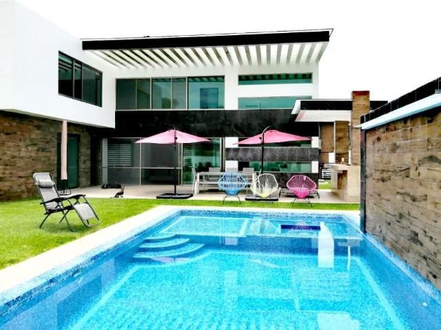 Hermosa casa de estilo modernista ubicada en el Fraccionamiento Lomas de Cocoyoc