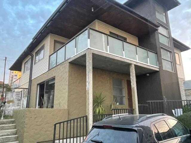 Hermosa casa de tres pisos