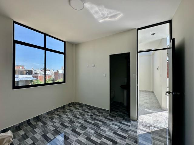 Hermosa casa de tres pisos en venta urb. Miraflores country club