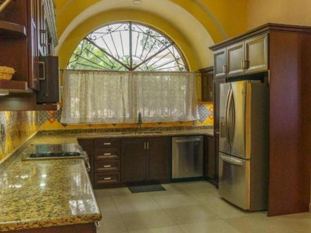 HERMOSA CASA DE UN SOLO NIVEL EN FRACC PLAYA SUR