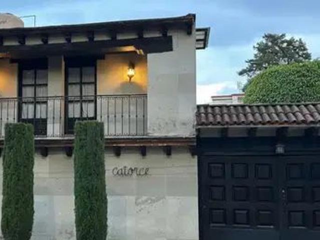 Hermosa Casa De Una Sola Planta En Calle Muy Tranquila Y Segura, 2 Recamaras, 2.5 Baños, Cuarto De Servicio, 2 Estacionamientos