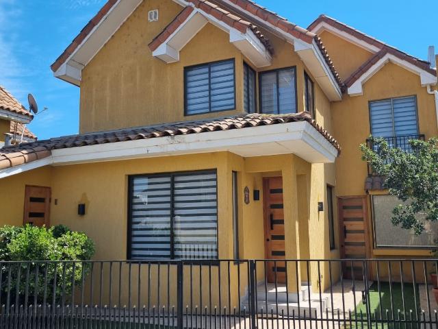Hermosa casa en condominio cerrado 5 Dormitorios – ARRIENDO
