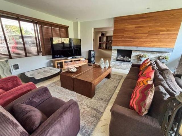 Hermosa casa en condominio con vistas verdes, un remanso de paz en la ciudad