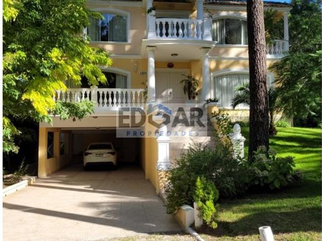 HERMOSA CASA EN CARILO CON PISCINA CLIMATIZADA