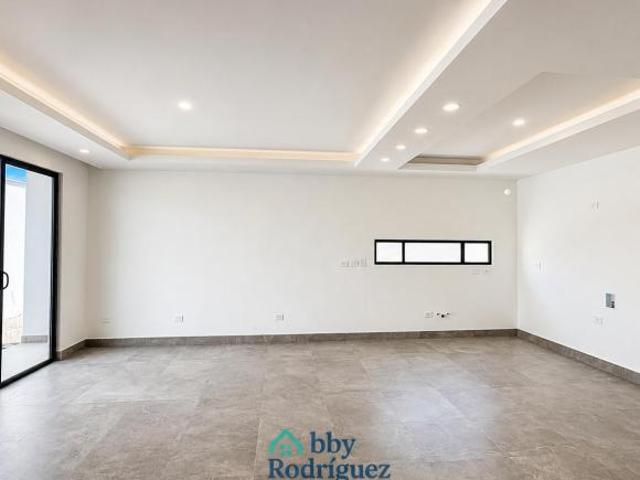 Hermosa casa en Cumbres, Monterrey 3 niveles