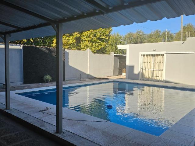 ¡HERMOSA CASA EN ALQUILER – BARRIO LAS ROSAS! Con pileta, seguridad y excelente ubicación