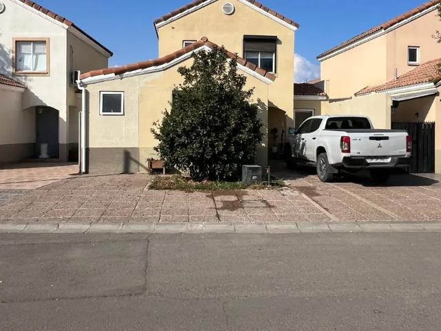 Hermosa Casa En Arriendo En Condominio Con Acceso A Laguna