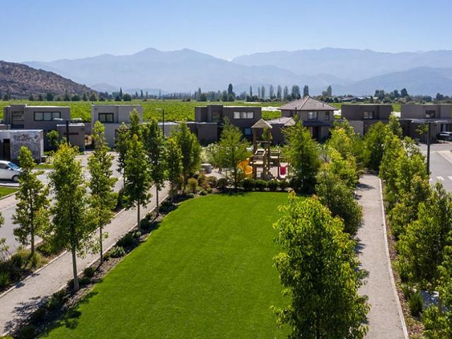 HERMOSA CASA EN BARRIO RESIDENCIAL Y AMPLIAS ZONAS VERDES