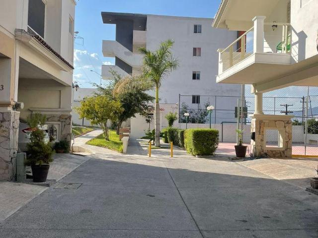HERMOSA CASA EN PRIVADA