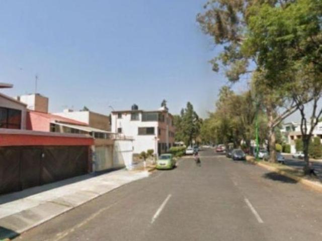 Hermosa casa en remate en Coyoacan CDMX, EL COSTO DE REMATE INCLUYE DESALOJO. C500